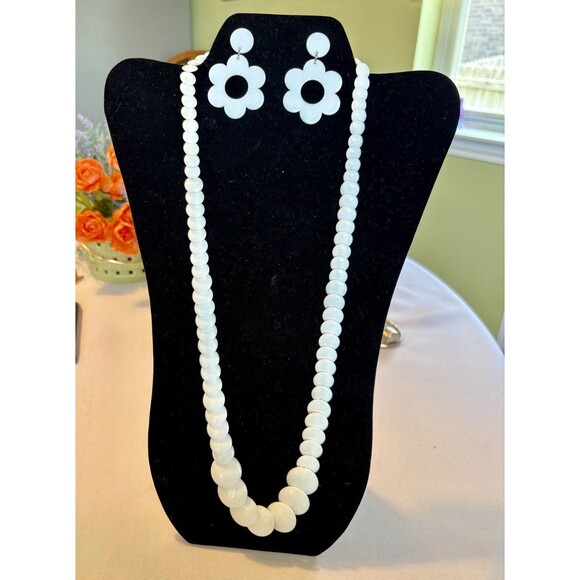 Vintage 1970s White Mod Plastic Bead Necklace & Flower Power Drop Earrings Set - Picture 1 of 9